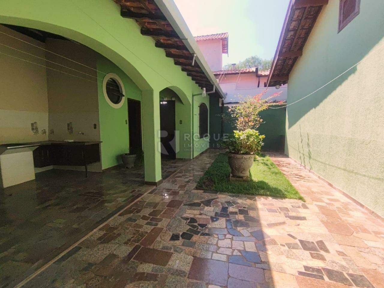 Casa Residencial para aluguel no bairro Vila Rocha: Quintal