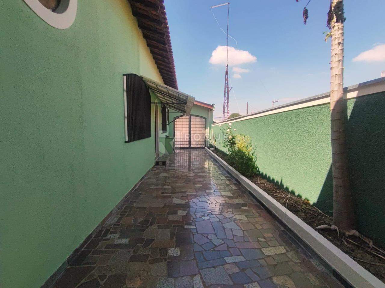 Casa Residencial para aluguel no bairro Vila Rocha: Quintal