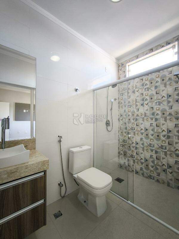 Casa em condomínio para aluguel no bairro Jardim Porto Real V: WC SUÍTE 1