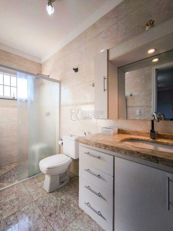 Casa em condomínio à venda no bairro Residencial Lago Azul: WC SUÍTE 1
