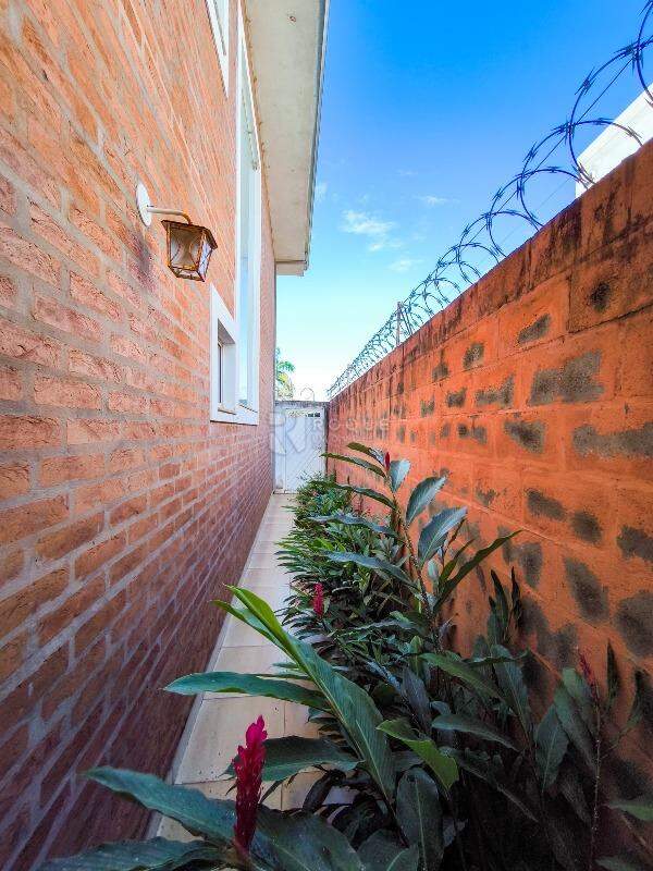 Casa em condomínio à venda no bairro Residencial Lago Azul: LATERAL EXTERNA