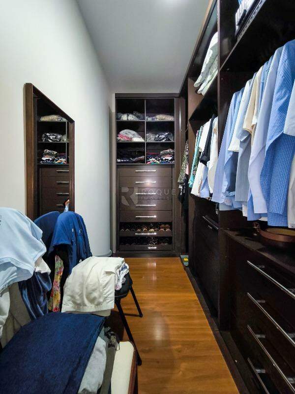 Casa em condomínio à venda no bairro Residencial Lago Azul: CLOSET SUÍTE 1