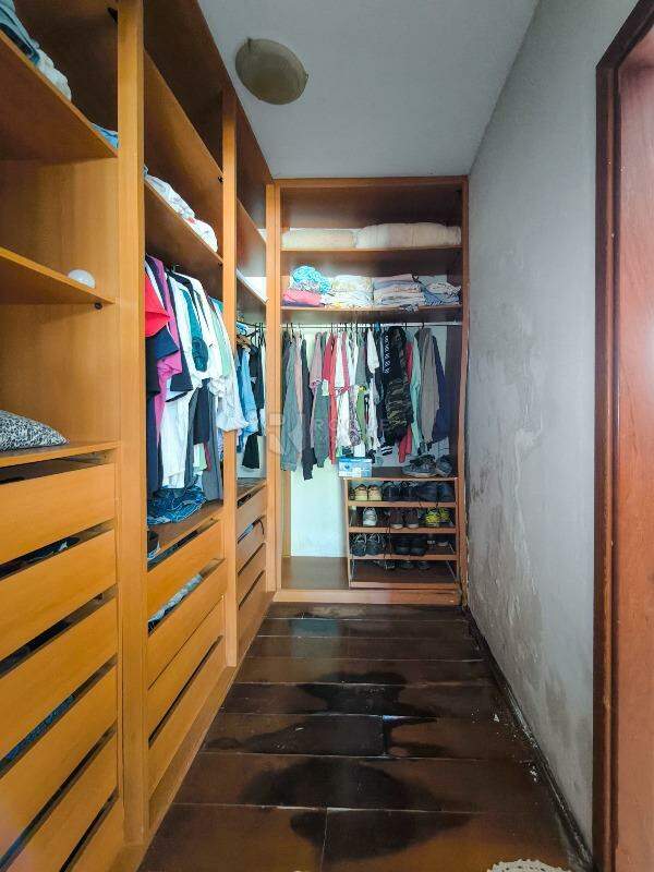 Casa em condomínio à venda no bairro Estância Eldorado: CLOSET SUÍTE