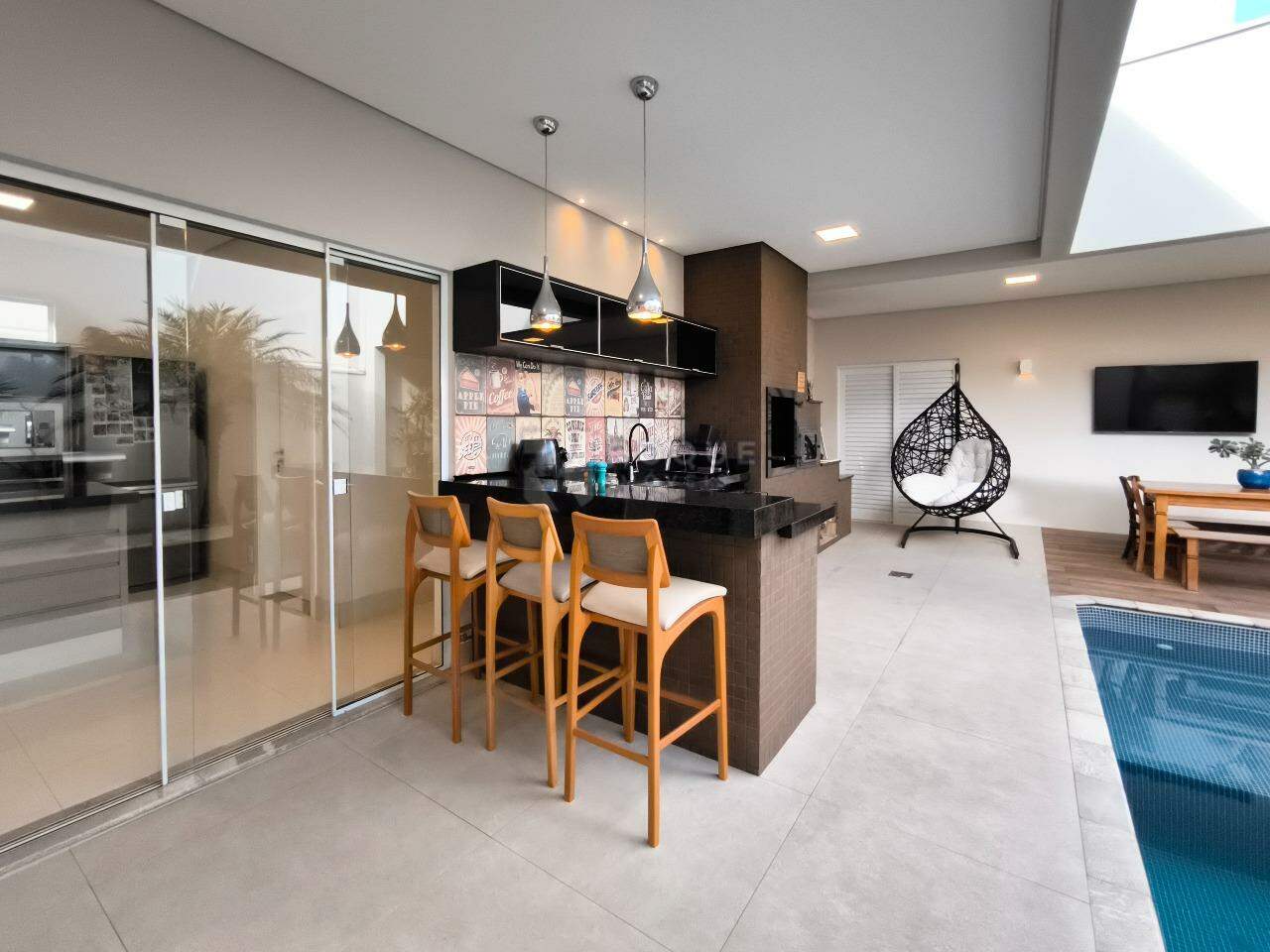 Casa em condomínio à venda no bairro Parque Residencial Roland: ÁREA GOURMET