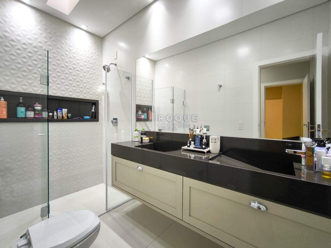 Casa em condomínio à venda no bairro Parque Residencial Roland: WC SUÍTE 1