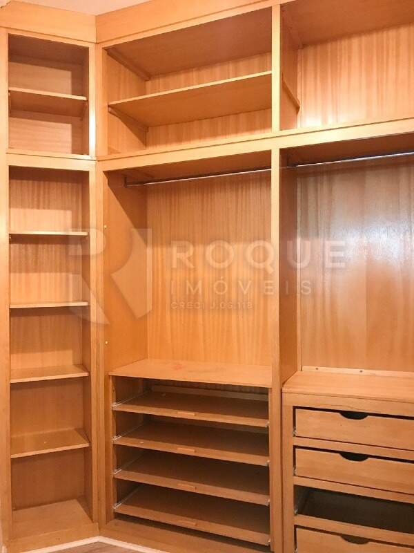 Casa em condomínio à venda no bairro Jardim Colina Verde: Closet 