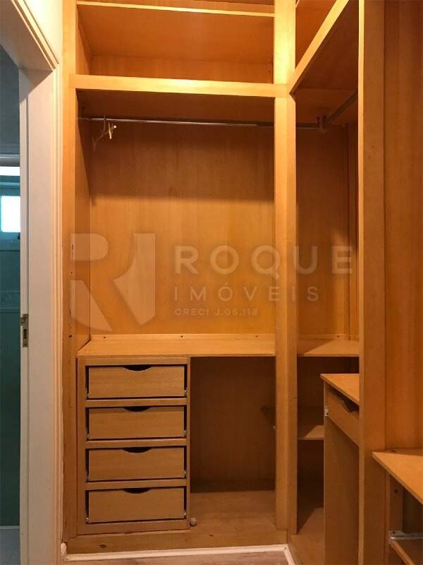 Casa em condomínio à venda no bairro Jardim Colina Verde: Closet 