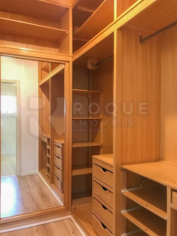 Casa em condomínio à venda no bairro Jardim Colina Verde: Closet 