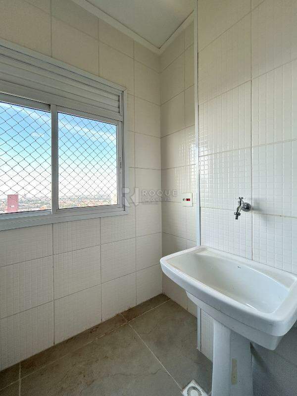 Apartamento para aluguel no bairro Chácaras Antonieta: Área de serviço 