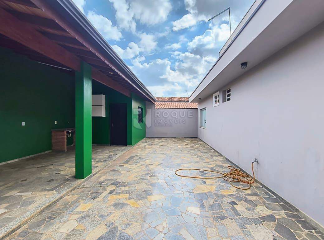 Casa Residencial para aluguel no bairro Jardim Bandeirantes: Fundos