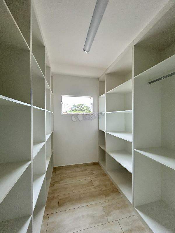 Casa em condomínio à venda no bairro Residencial Ilha de Bali: Closet suíte 2