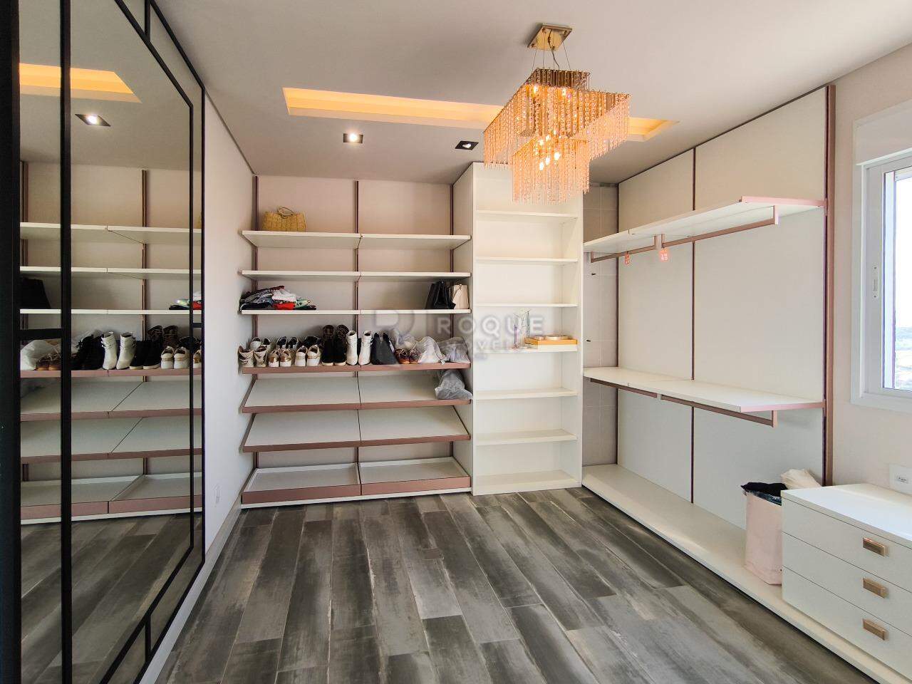 Apartamento à venda no bairro Jardim Aquárius: CLOSET SUÍTE MASTER