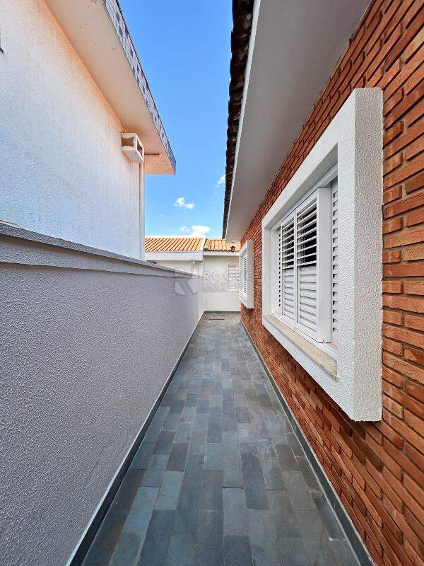 Casa Residencial para aluguel no bairro Vila Claudia: Corredor
