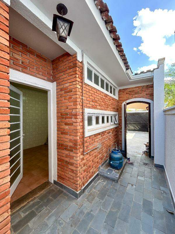 Casa Residencial para aluguel no bairro Vila Claudia: Corredor