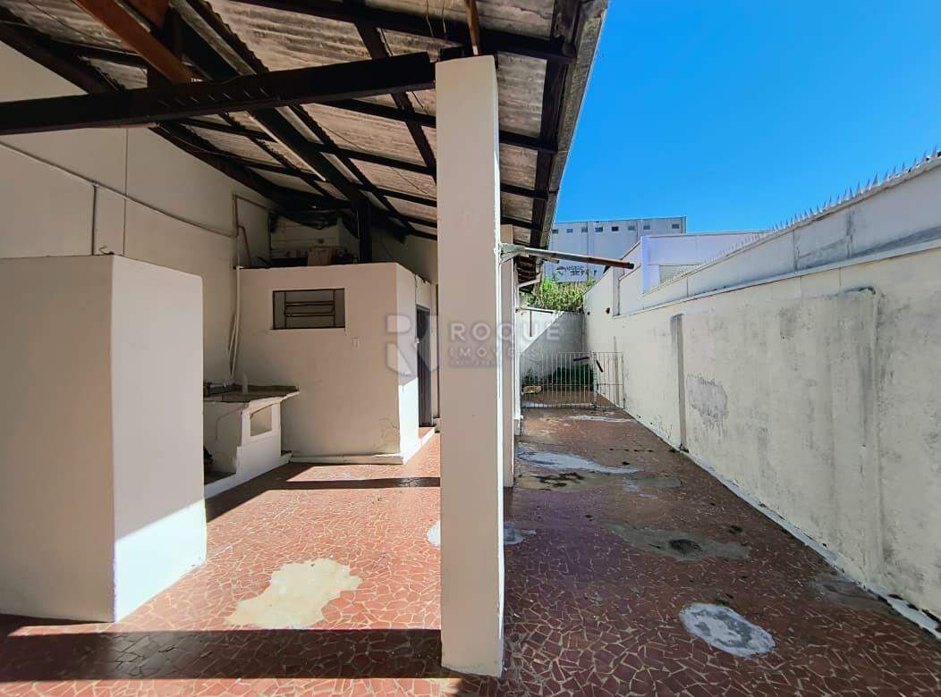Casa Residencial para aluguel no bairro Centro: Fundos