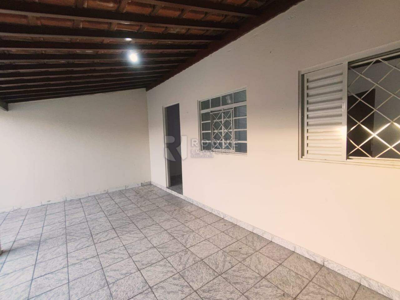 Casa Residencial para aluguel no bairro Jardim Residencial Dona Santina Paroli Peccinini: Garagem