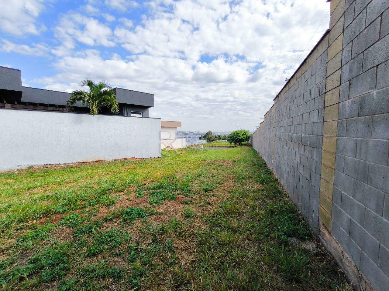 Terreno em condomínio à venda no bairro Residenciais Fazenda Itapema: 