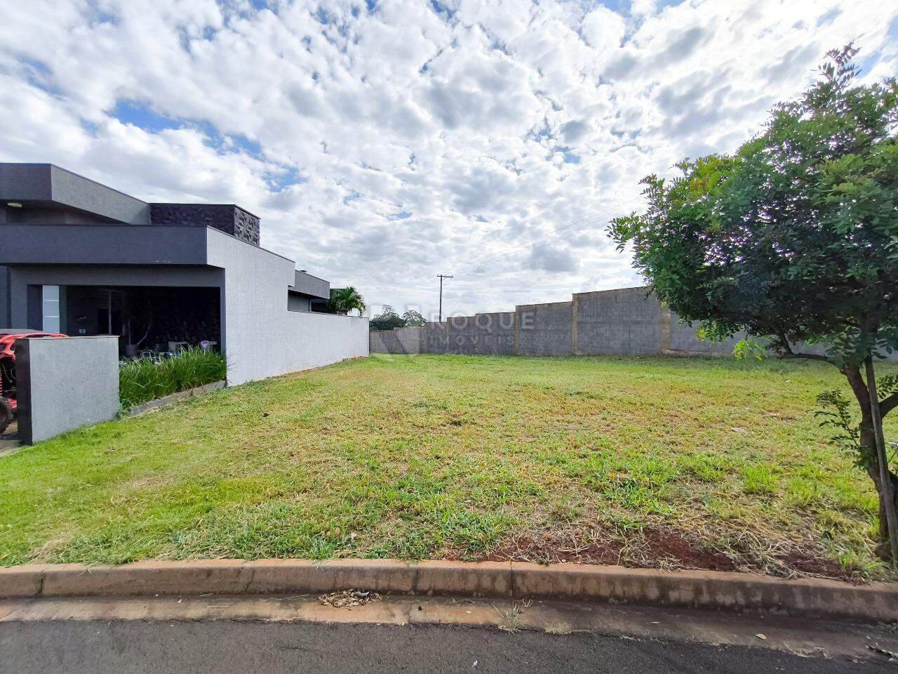 Terreno em condomínio à venda no bairro Residenciais Fazenda Itapema: FRENTE