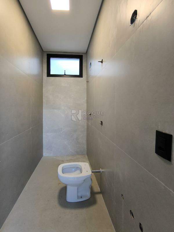 Casa em condomínio à venda no bairro Residencial Jardim dos Ipês: BANHEIRO ÁREA EXTERNA