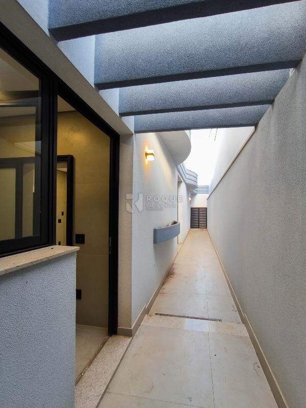 Casa em condomínio à venda no bairro Residencial Jardim dos Ipês: LATERAL EXTERNA