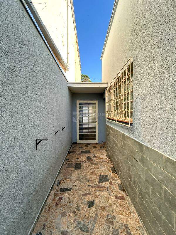 Casa Residencial à venda no bairro Centro: Corredor lateral