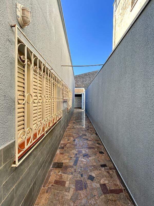 Casa Residencial à venda no bairro Centro: Corredor lateral