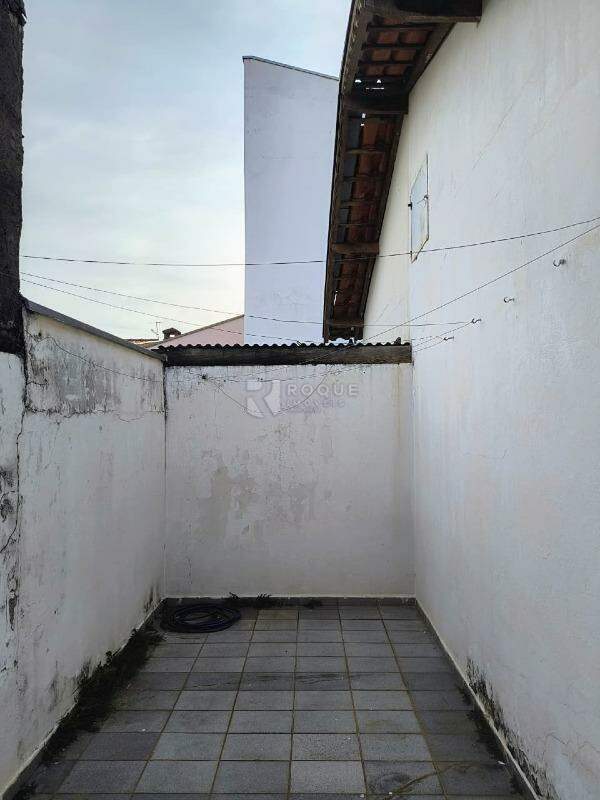 Casa Residencial para aluguel no bairro Jardim das Laranjeiras: Fundos