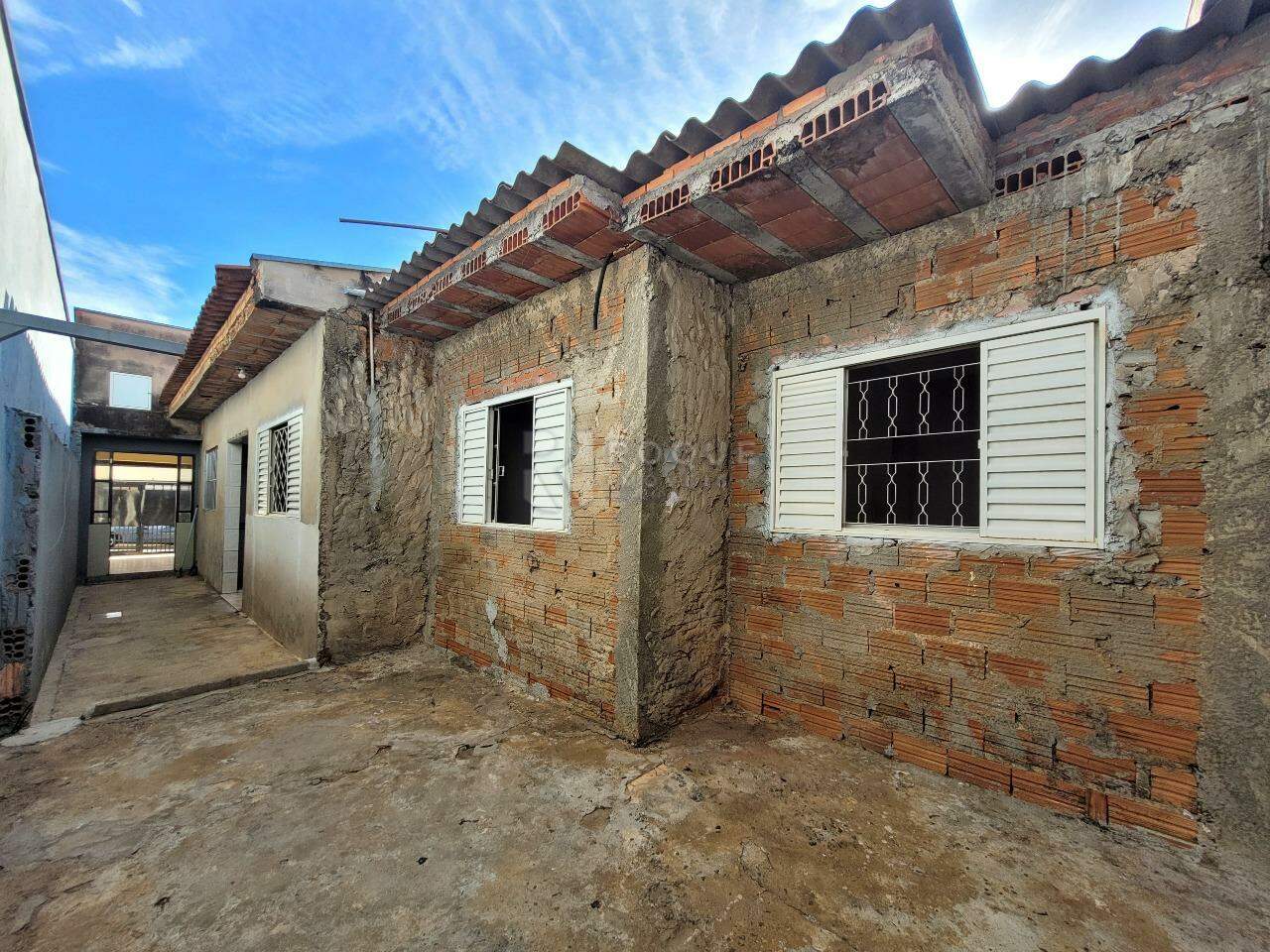 Casa Residencial à venda no bairro Jardim Residencial Roseira: Fundos