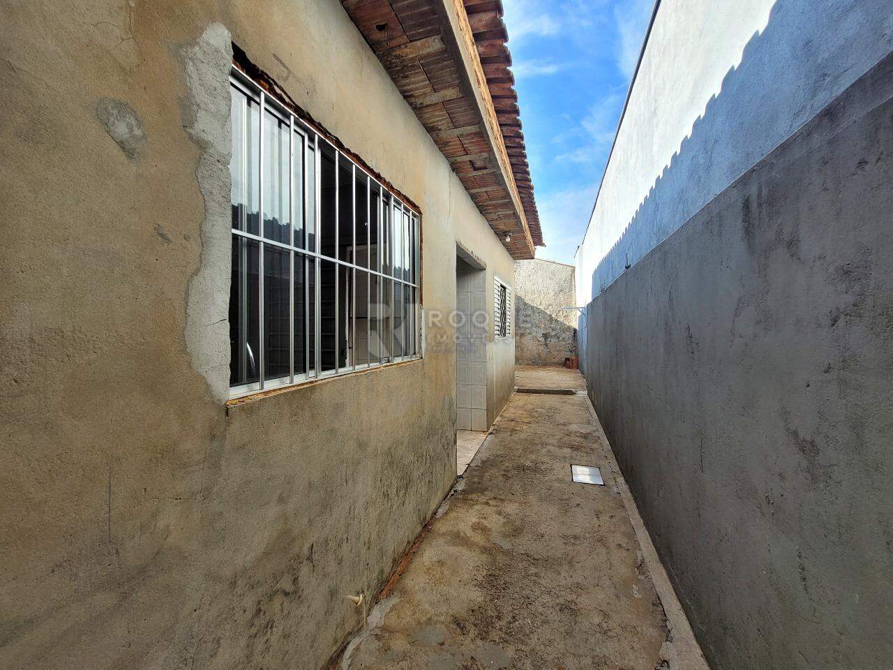 Casa Residencial à venda no bairro Jardim Residencial Roseira: Corredor Lateral