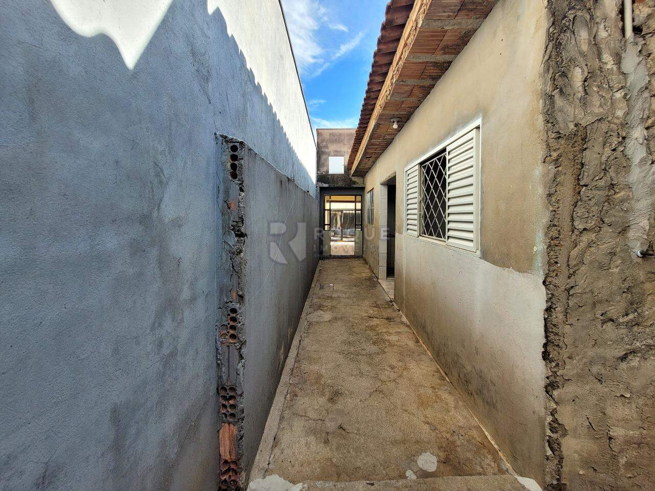 Casa Residencial à venda no bairro Jardim Residencial Roseira: Corredor Lateral