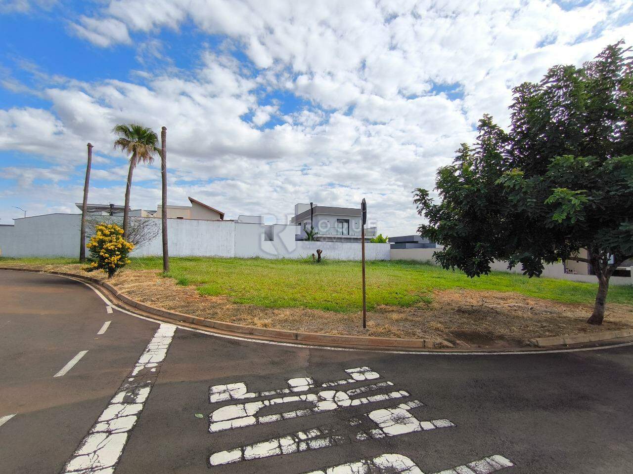 Terreno em condomínio à venda no bairro Residenciais Fazenda Itapema: FRENTE