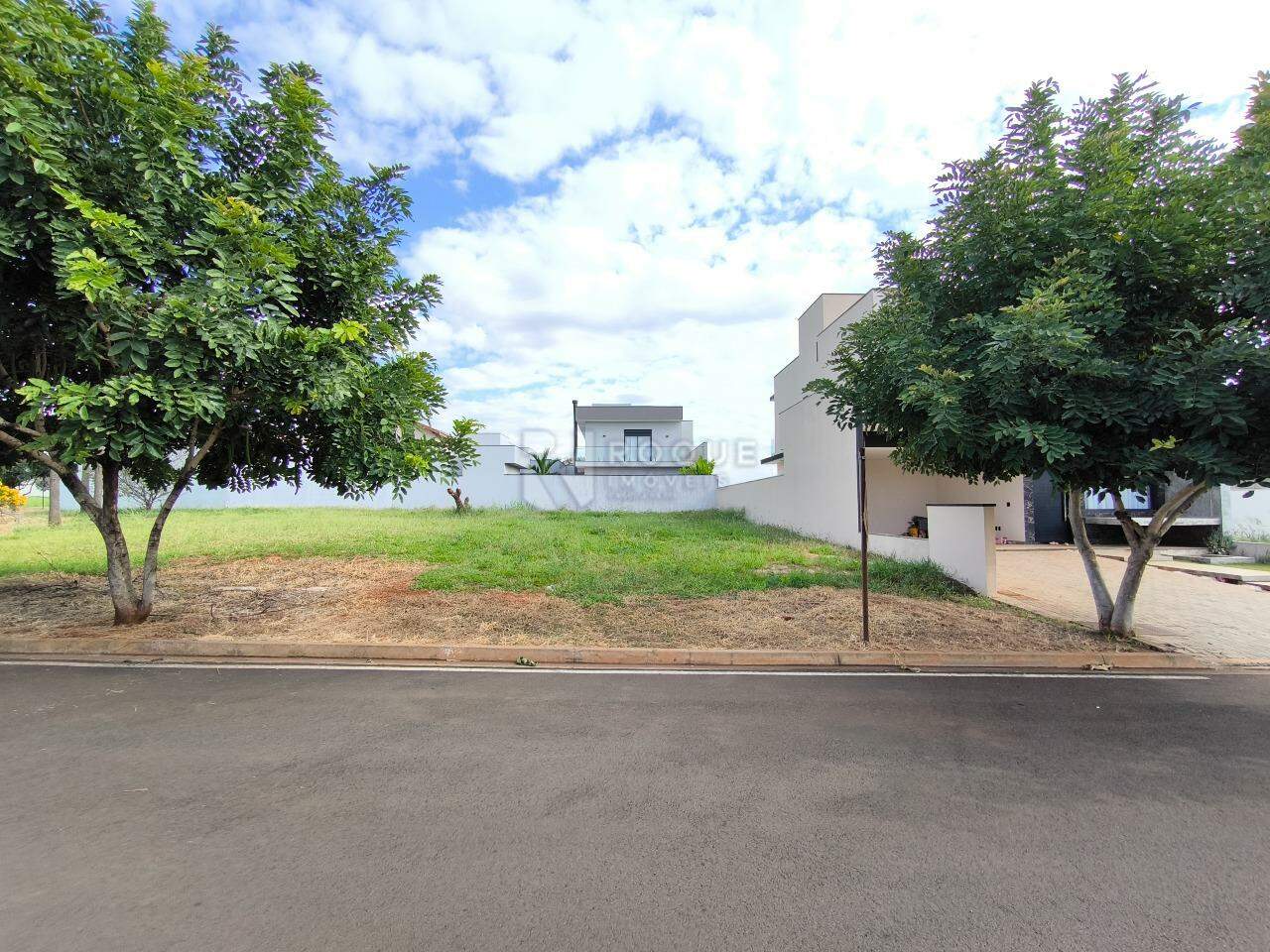 Terreno em condomínio à venda no bairro Residenciais Fazenda Itapema: FRENTE