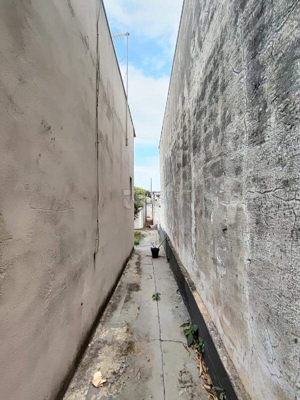 Casa Residencial à venda no bairro Vila Cristovam: Corredor Externo
