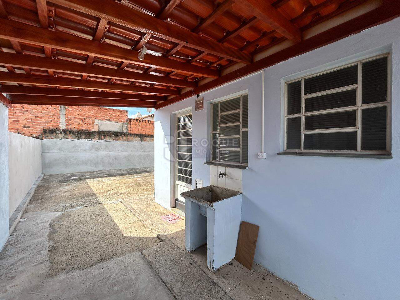 Casa Residencial para aluguel no bairro Jardim Residencial Graminha III: Área de serviço 