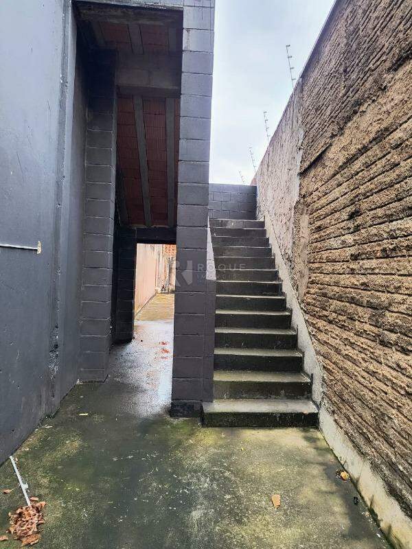 Barracão/Galpão para aluguel no bairro Residencial Rubi: escada de acesso superior 