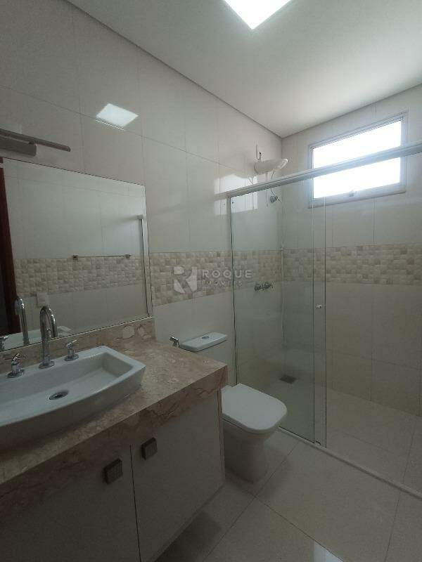 Casa em condomínio à venda no bairro Terras de São Bento I: WC dormitório 2
