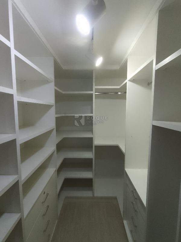 Casa em condomínio à venda no bairro Terras de São Bento I: Closet dormitório 3