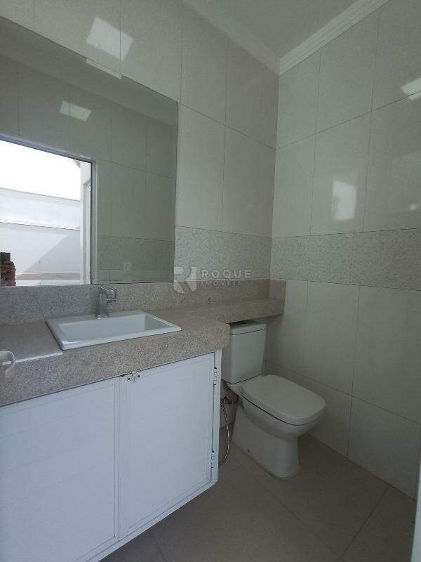 Casa em condomínio à venda no bairro Terras de São Bento I: WC externo