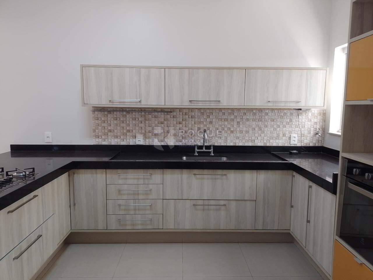 Casa em condomínio à venda no bairro Terras de São Bento I: Armário cozinha