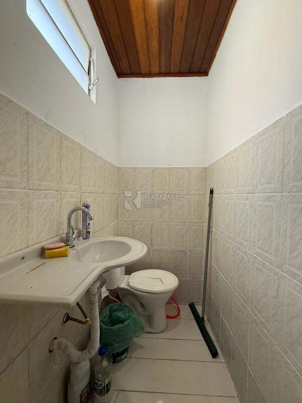 Salão para aluguel no bairro Parque Hippolyto: Wc