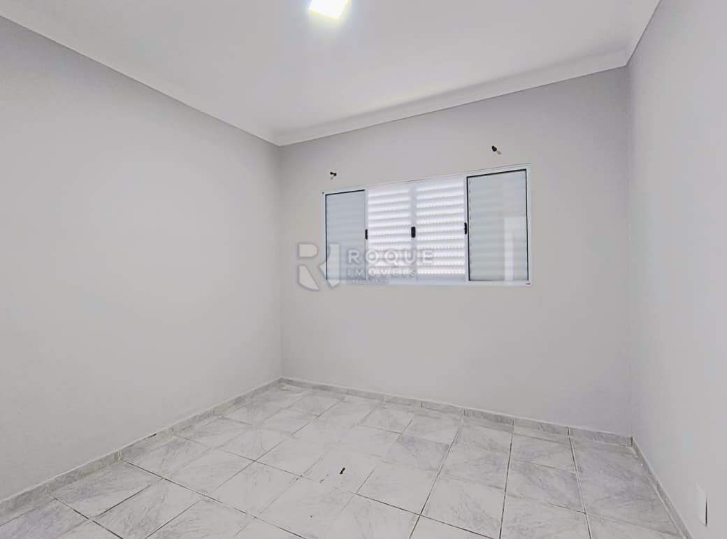 Casa Residencial para aluguel no bairro Jardim Cavinato: Dormitório 01