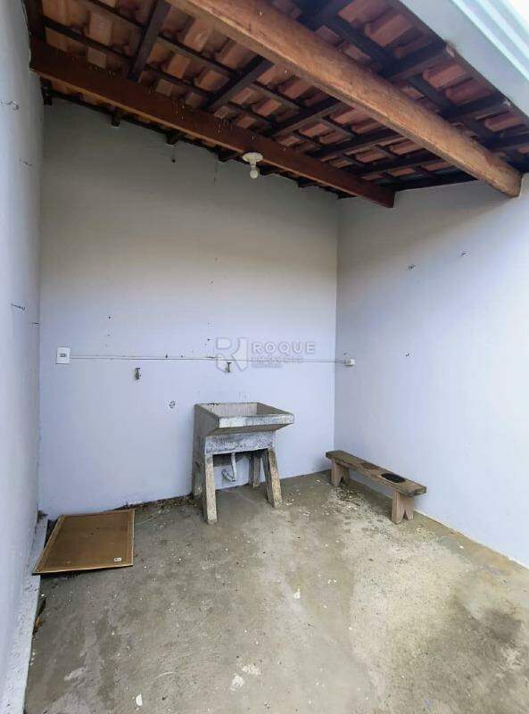 Casa Residencial para aluguel no bairro Jardim Cavinato: Lavanderia
