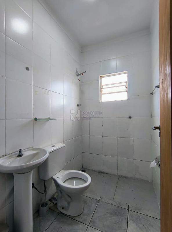 Casa Residencial para aluguel no bairro Jardim Cavinato: Wc social