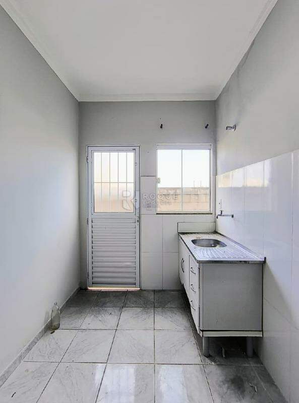 Casa Residencial para aluguel no bairro Jardim Cavinato: Cozimha 