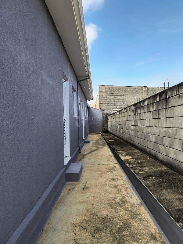 Casa Residencial para aluguel no bairro Jardim Cavinato: Corredor