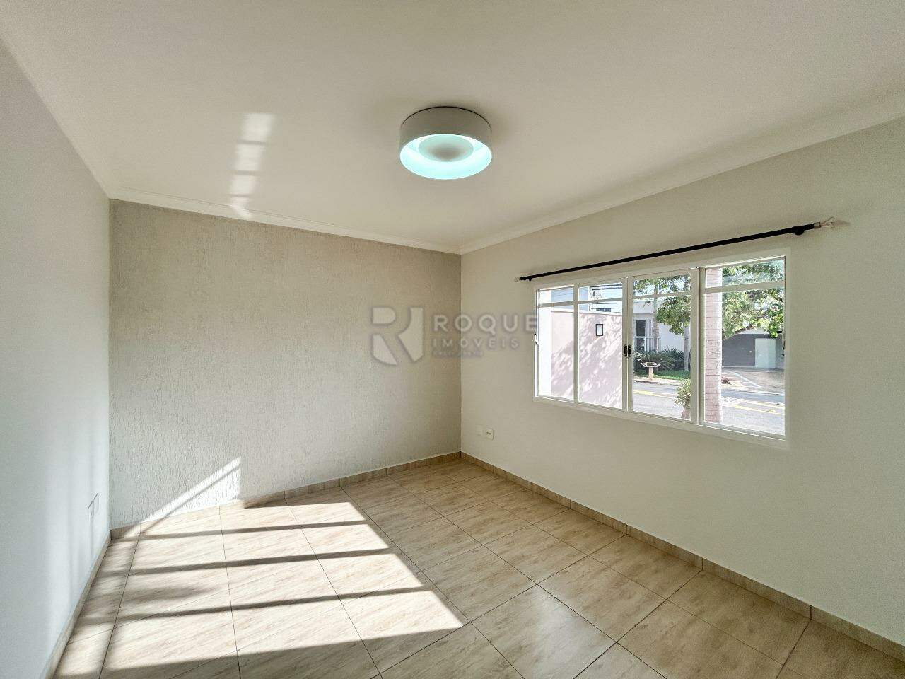 Casa em condomínio para aluguel no bairro Parque Residencial Roland: Sala 