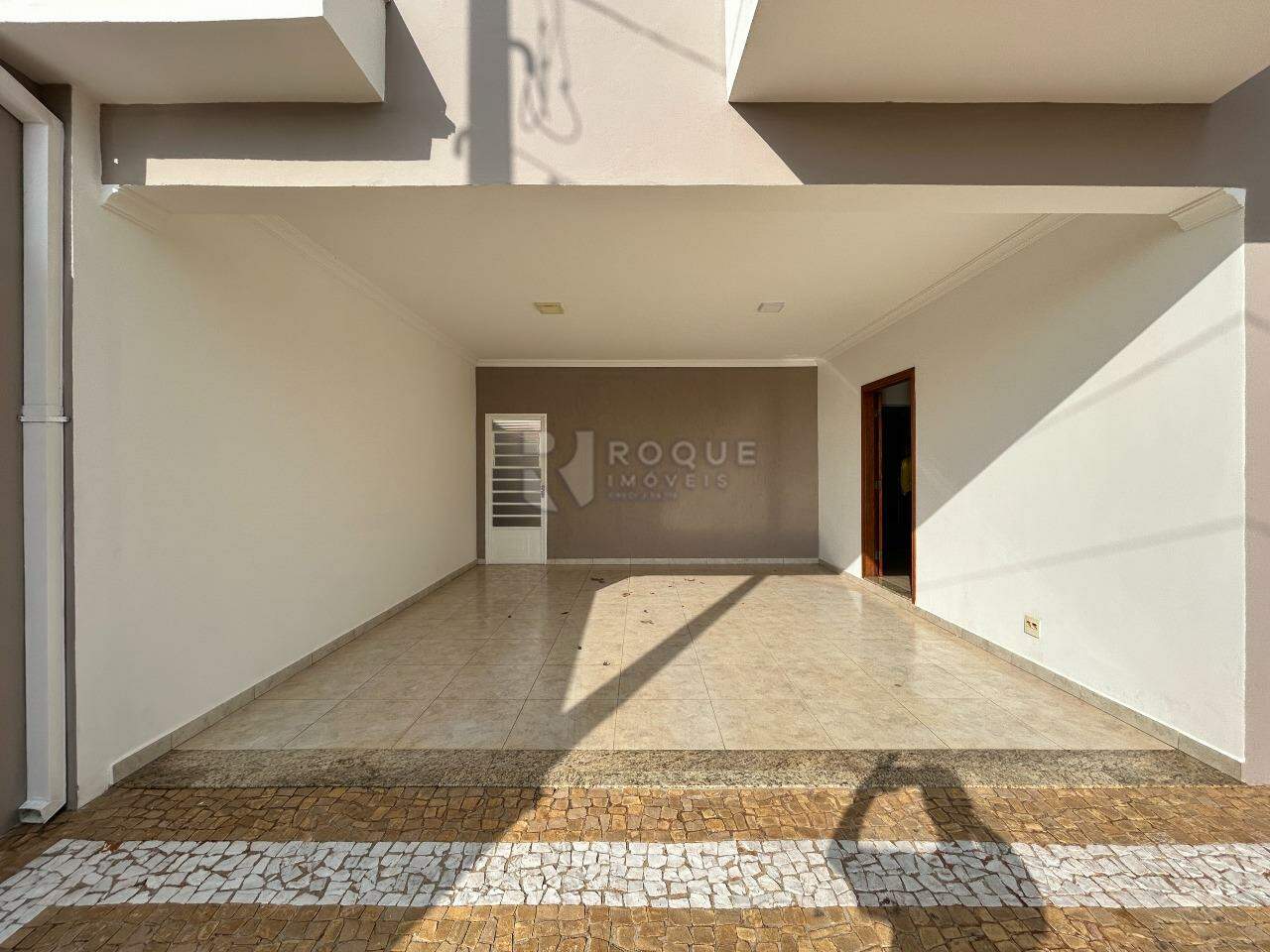 Casa em condomínio para aluguel no bairro Parque Residencial Roland: Garagem 