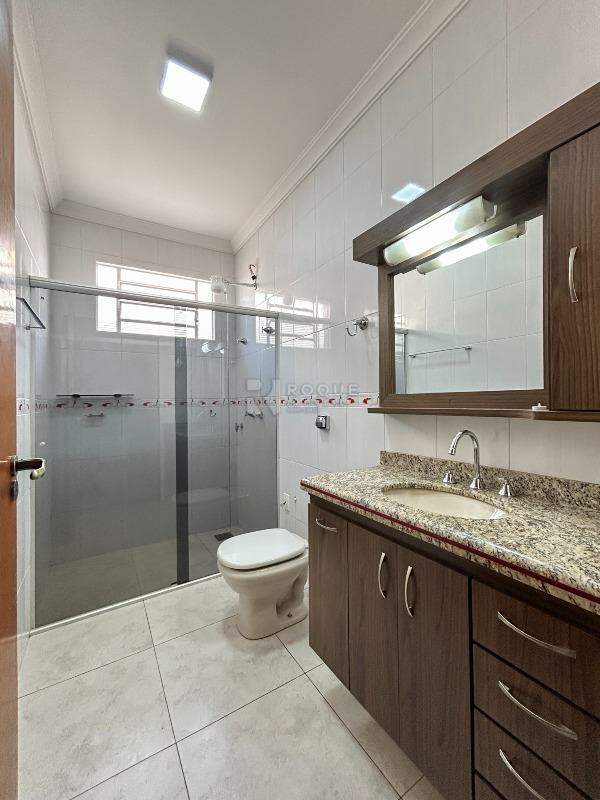 Casa em condomínio para aluguel no bairro Parque Residencial Roland: WC suíte