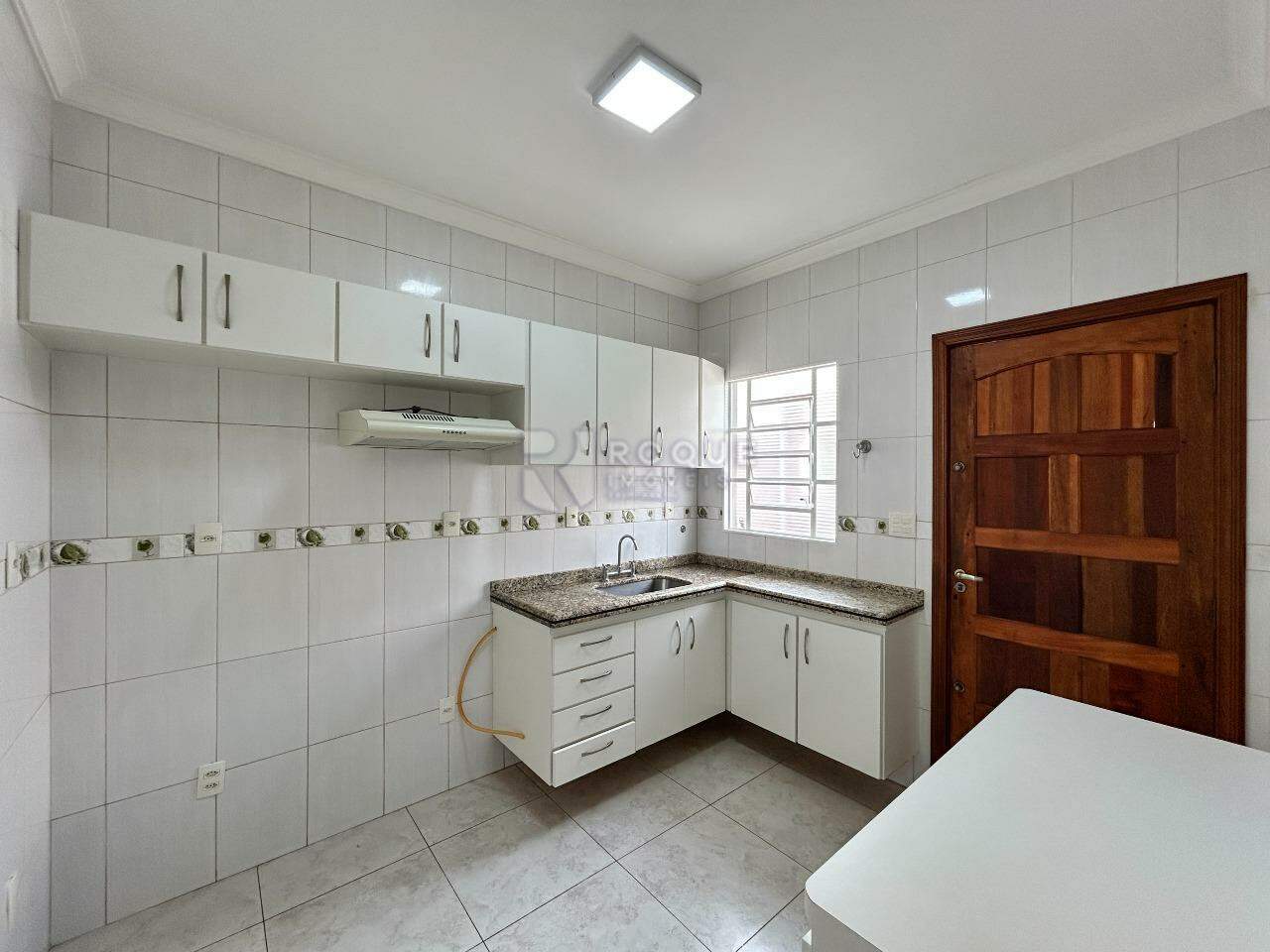Casa em condomínio para aluguel no bairro Parque Residencial Roland: Cozinha