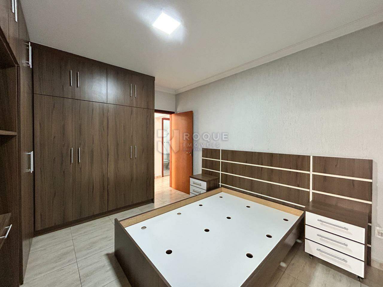 Casa em condomínio para aluguel no bairro Parque Residencial Roland: Dormitório 1 suíte 